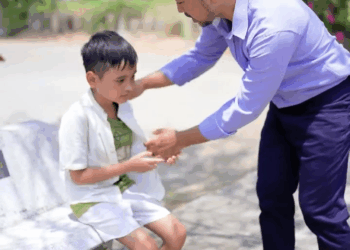 [หนังเต็มเรื่อง] 141H0825 E ถ้าพี่รู้ว่าหนูเป็นลูกใคร ระวังพี่จะจับไข้หัวโกร๋นเอานะครับ