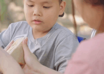 [หนังเต็มเรื่อง] 280H0815 C สาวไฮโซโยนอาหารทิ้งต่อหน้าขอทาน ไม่คาดคิดว่าเธอสุดท้ายเธอต้องเจอกับสิ่งนี้