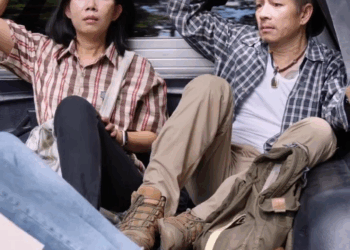 [หนังเต็มเรื่อง] 176H0815 C ต่างด้าวหนีเข้าเมือง โดยที่ไม่รู้ว่ารถคันนี้กำลังพาพวกเขาไปหาตำรวจ เรื่องนี้ให้ข้อคิดดีมาก ต้องดู