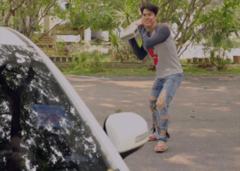 [หนังเต็มเรื่อง] 046H0825 C คนขอทานจะทำอะไรผู้หญิงที่ขาดสติในรถ โชคดีที่ตำรวจมาทัน พลิคตอนจบ