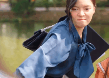 [หนังเต็มเรื่อง] 022H0815 C เด็กคนนี้เอาก้อนหินปาทุกคนที่เดินผ่านทางนี้ เขาทำแบบนี้เพื่ออะไร