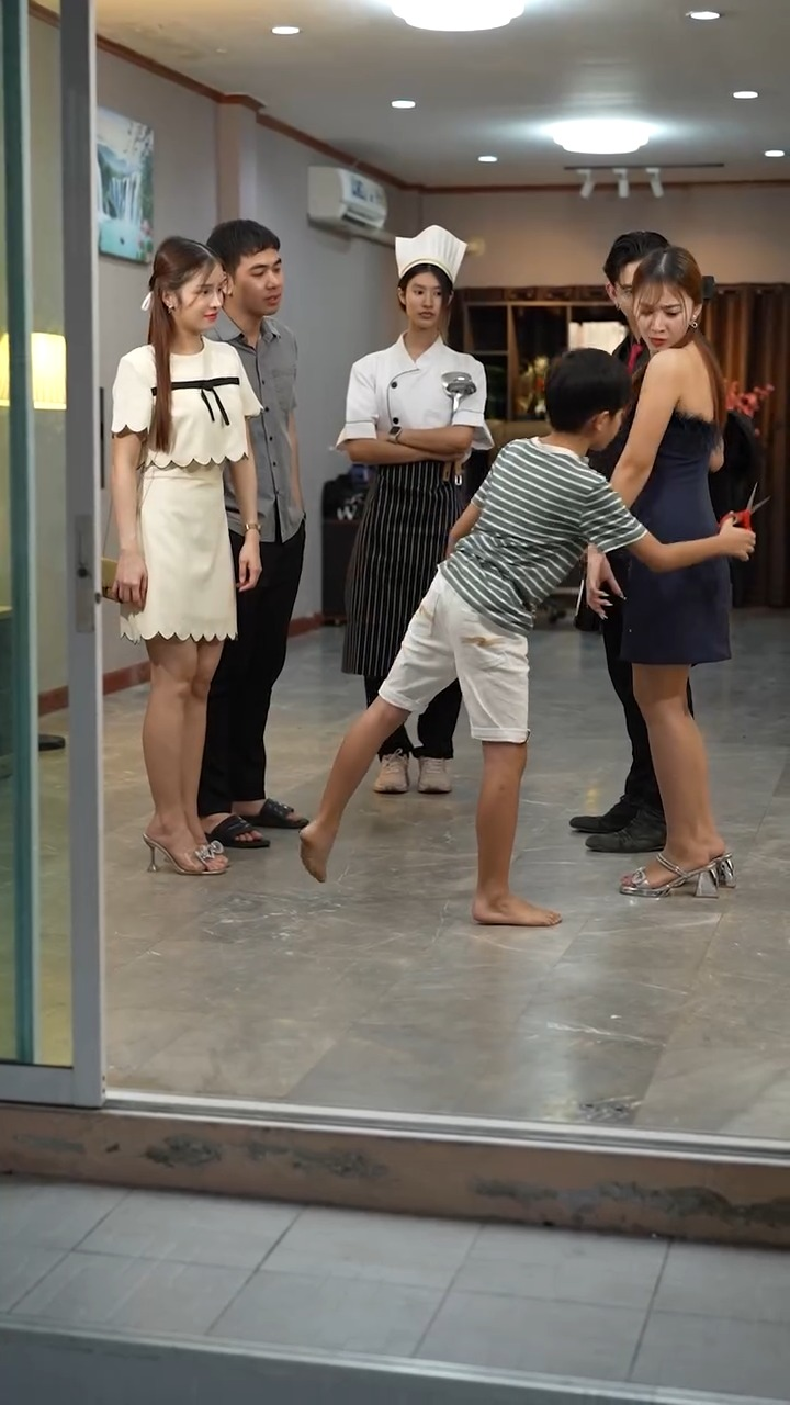 [หนังเต็มเรื่อง] 280H0825 G วาสนาเจ๊ชม มีสามีดีมีชัยไปกว่าครึ่ง