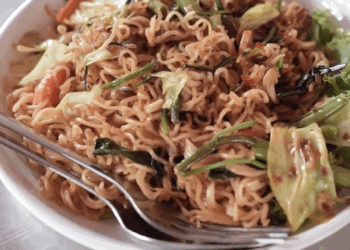 [หนังเต็มเรื่อง] 165H0825 E บ๋อยทำแบบนี้กับลูกค้า แทนที่จะโดนไล่ออก แต่ทำไมกลับถูกใจเจ้านายอย่างแรง