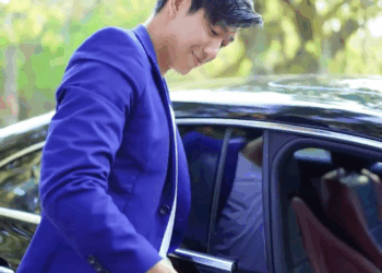 [หนังเต็มเรื่อง] 166H0825 E บอสเสือใหญ่คับฟ้า พอท่านประธานตัวจริงลงมา ตัวเท่าลูกหมาเลยนะ