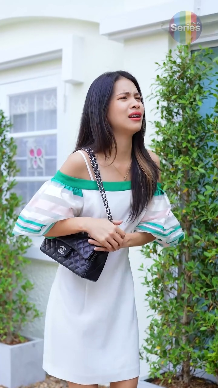 [หนังเต็มเรื่อง] 170H0825 E ป้าอายุ 60 คนนี้มีดีตรงไหน ทำไมได้แต่งงานกับชายหนุ่มสองคนนี้ และดูเหมือนเค้าจะรักจริง