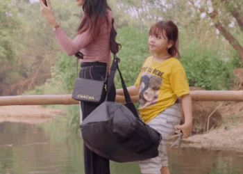 [หนังเต็มเรื่อง] 008H0825 C เด็กขโมยกระเป๋าจากผู้หญิงคนนี้ ในกระเป๋านั้นมีอะไร ทำไมตำรวจก็อยากได้มัน ตอนจบมีคำตอบ