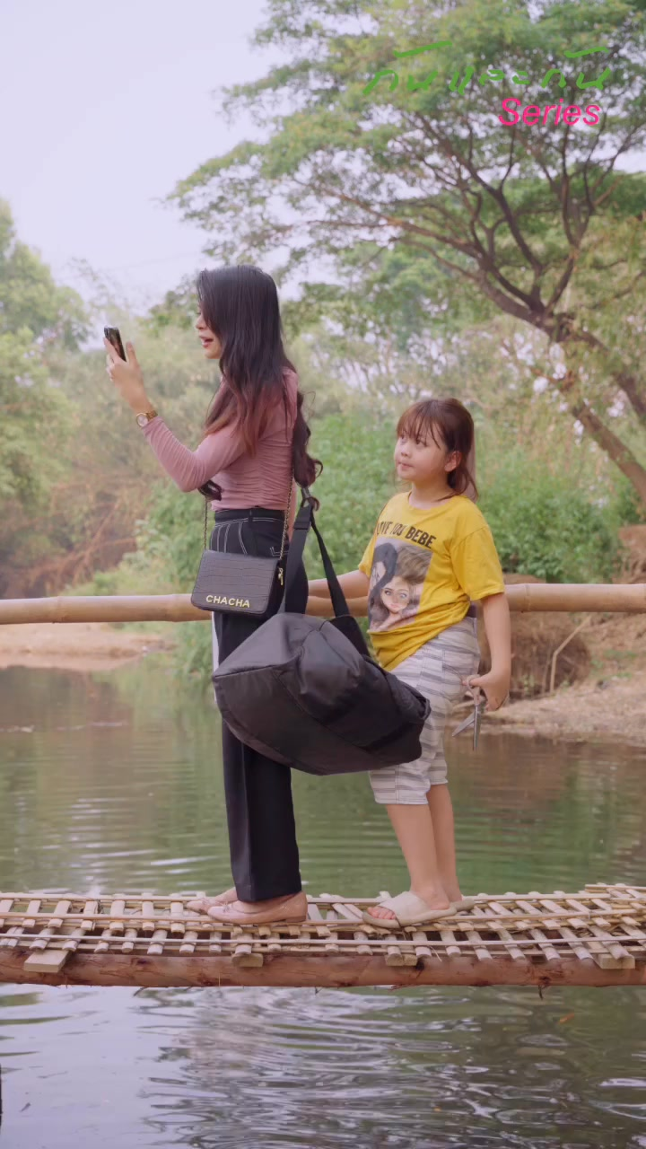 [หนังเต็มเรื่อง] 008H0825 C เด็กขโมยกระเป๋าจากผู้หญิงคนนี้ ในกระเป๋านั้นมีอะไร ทำไมตำรวจก็อยากได้มัน ตอนจบมีคำตอบ