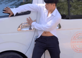 [หนังเต็มเรื่อง] 245H0815 C รถตู้กำลังดูดเสื้อผ้าเขา ทำให้เขาต้องตกงาน