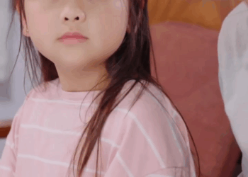 [หนังเต็มเรื่อง] 096H0815 C แม่คะ หนูเห็นพ่อกับผู้หญิงคนอื่นอยู่ในทีวีค่ะ