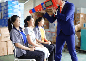 [หนังเต็มเรื่อง] 192H0825 E สาวโรงงานคนไหนกินปลาร้าไล่ออกทันที แต่สารภาพว่ามี