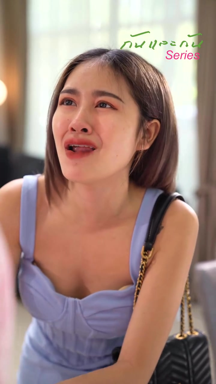 [หนังเต็มเรื่อง] 230H0815 C พ่อคะ หนูเห็นแม่แอบแชทคุยกับผู้ชายคนอื่นค่ะ ผู้ชายคนนั้นหน้าเหมือนเพื่อนพ่อเลยค่ะ