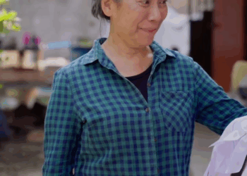 [หนังเต็มเรื่อง] 069H0825 C ป้าคนนี้ไปทำอะไรกับเด็กนักเรียนพวกนี้ไว้ ทำไมถึงโดนตามรังแกตลอด