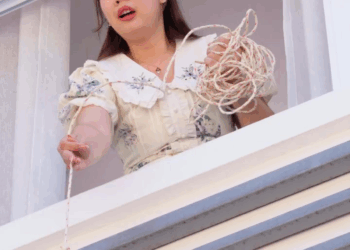 [หนังเต็มเรื่อง] 214H0815 C ผู้หญิงคนนี้กำลังยื่นตะกร้าให้ขอทาน ในตะกร้ามีอะไร และผัวเขาทำไมถึงทำแบบนี้