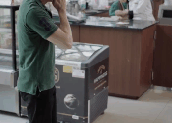 [หนังเต็มเรื่อง] 085H0825 C รูปหน้าจอมือถือลูกค้าทำไมมีหน้าพ่อกับผู้หญิง แม่ลูกตามไปสืบถึงกับช็อค พีคตอนจบอย่างฮา