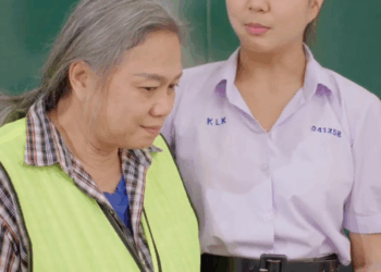 [หนังเต็มเรื่อง] 016H0825 C เธออายที่มีแม่เป็นคนงานก่อสร้าง สุดท้ายโดนหัวหน้าสอนเลยต้องคิดใหม่