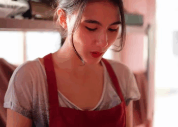 [หนังเต็มเรื่อง] 107H0825 E เด็กเสิร์ฟย่ามใจ หยิบเงินลูกค้าไป แต่ทำไมลูกค้าถึงให้อภัยเธอ