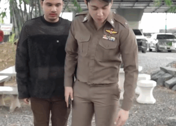 [หนังเต็มเรื่อง] 496H0926 T อดทนนะน้อง พี่จะพาคนมาช่วยน้องเอง