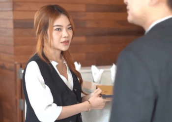 [หนังเต็มเรื่อง] 445H0926 T คิดจะเข้าร้านหรู ดูกระเป๋าตัวเองด้วย