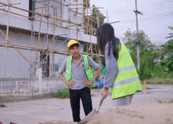 [หนังเต็มเรื่อง] 230H0926 C พ่อโดนไฟช็อตจนเป็นอัมพาต และเขาต้องกลายเป็นพ่อเลี้ยงเดี่ยวเพราะโดนเมียทิ้ง