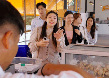 [หนังเต็มเรื่อง] 238H0926 C มีเพื่อนอยู่ประเภทหนึ่ง พอเห็นเพื่อนได้ดีเป็นไม่ได้ มันจะอิจฉาตาร้อน