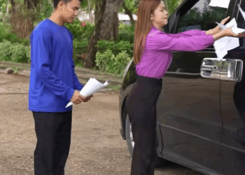 [ตอนที่ 2] 231T1020 AB217 คนงานประท้วง ติดป้ายเต็มรถประธาน