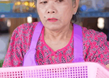 [ตอนที่ 2] 439T1020 AC108 แม่ค้าใช้เท้าโก่งตราชั่ง โดยไม่รู้ว่าวันนี้ตำรวจมาตรวจแผง