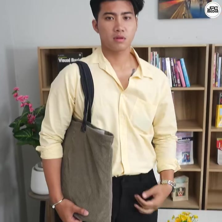 [หนังเต็มเรื่อง] 329H1006 B ทิ้งงานรับปริญญา มาช่วยคนข้างถนน