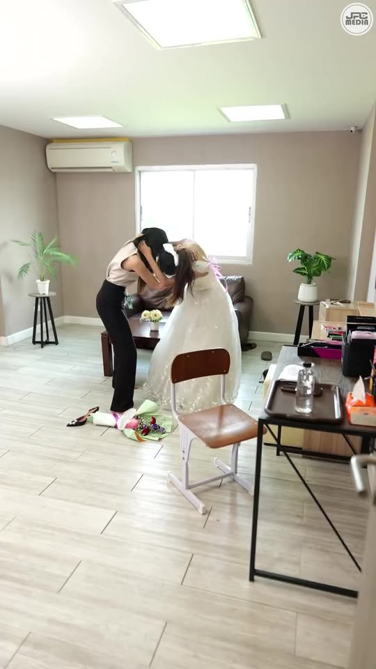 [หนังเต็มเรื่อง] 358H1006 B บังเอิญเจอเพื่อนเก่าทั้งที ต้องอวดสามีกันสักหน่อย