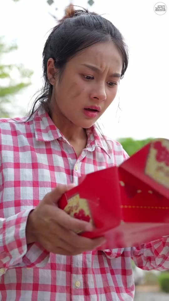 [หนังเต็มเรื่อง] 376H1006 B ประธานปลอมตัวช่วยคนเก็บขยะหาเงินรักษาพ่อ