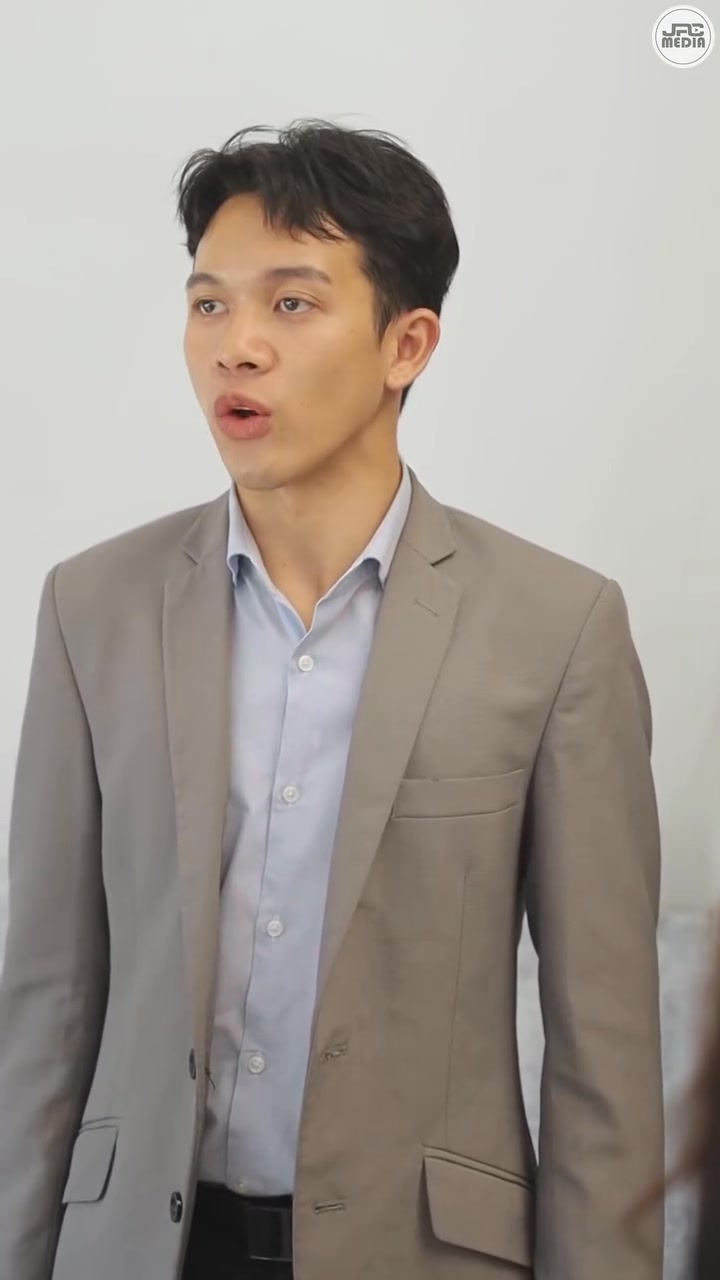 [หนังเต็มเรื่อง] 107H1006 B เมื่อลูกสาวเจ้าพ่อ เจอเพื่อนเก่าเป็นเด็กเสริฟโดนรังแก