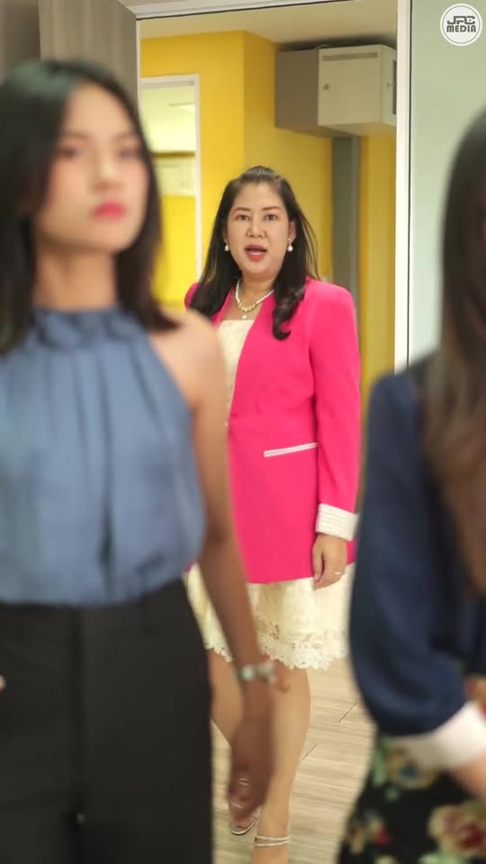 [หนังเต็มเรื่อง] 398H1006 B ปลอมตัวเป็นแม่บ้าน มาสัมภาษณ์พนักงานใหม่