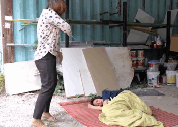 [หนังเต็มเรื่อง] 113H1006 B เศรษฐีเจอเพื่อนเก่านอนห้องเช่าข้างถนน