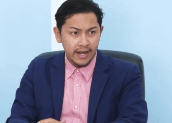 [หนังเต็มเรื่อง] 417H1006 B ปลอมตัวเป็นรักแรกของลูกสาวท่านประธาน