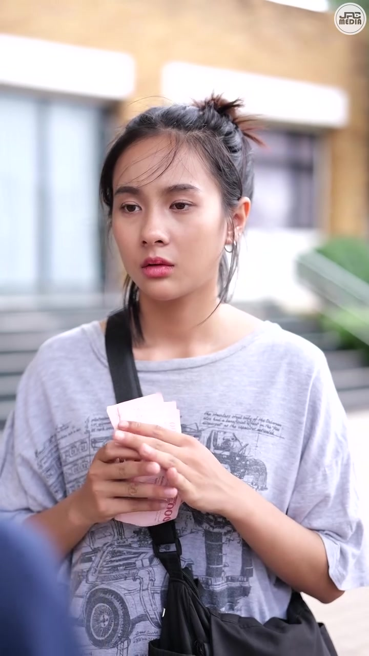 [หนังเต็มเรื่อง] 122H1006 B เศษเงินของเด็กขัดรองเท้า ต่อชีวิตสาวจนๆให้เป็นผู้จัดการ