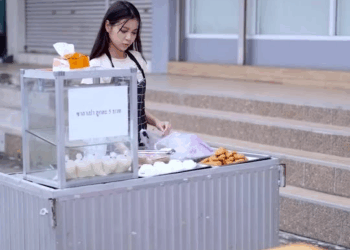 [หนังเต็มเรื่อง] 443H1006 B พนักงานกวาดถนนที่แม่ค้าช่วยเหลือ คือท่านประธาน