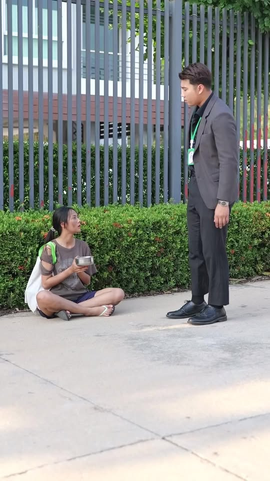 [หนังเต็มเรื่อง] 450H1006 B พนักงานบริษัทร้อยล้าน ขโมยเงินขอทานข้างถนน