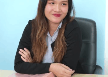 [หนังเต็มเรื่อง] 155H1006 B แต่งตัวจนมาเจอเพื่อนเก่า กลับโดนดูถูก