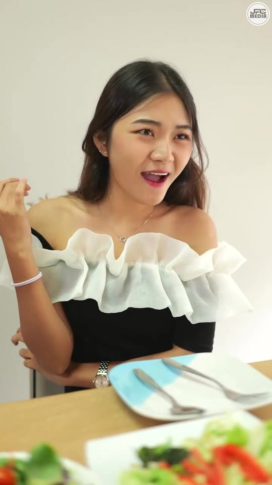 [หนังเต็มเรื่อง] 517H1006 B ลูกน้องโดนดูถูกกลางโต๊ะอาหาร ท่านประธานต้องเอาคืน