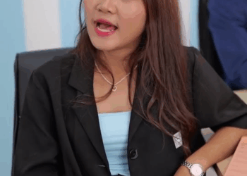 [หนังเต็มเรื่อง] 520H1006 B ลูกสาวประธาน ปลอมตัวเป็นพนักงานต๊อกต๋อย