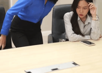 [หนังเต็มเรื่อง] 522H1006 B ลูกสาวประธานปลอมตัวมาเป็นเด็กใหม่ แต่ถูกใส่ร้ายจนเกือบโดนไล่ออก