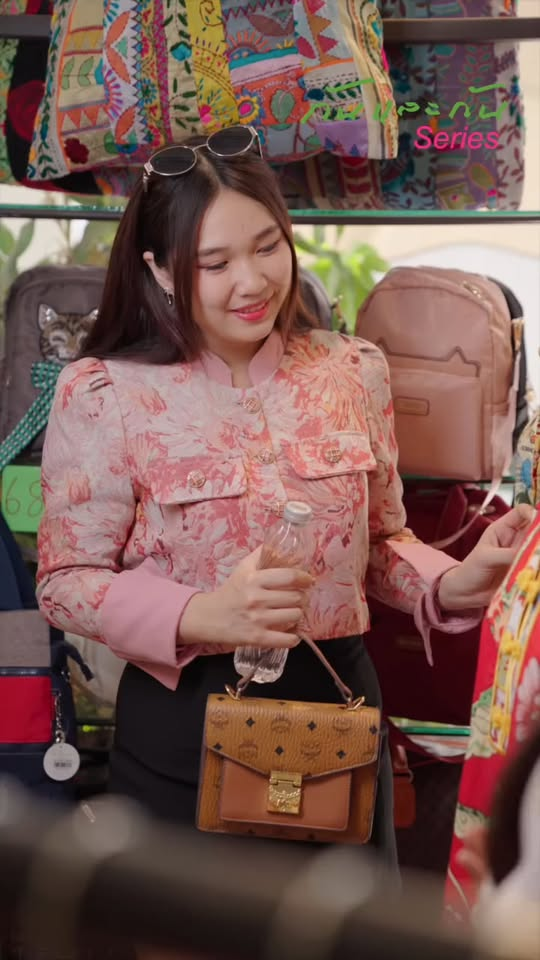 [ตอนต่อไป] 037T1110 A ไฮโซโดนดูถูกเพราะเธอปั่นจักรยานมาซื้อเสื้อผ้า